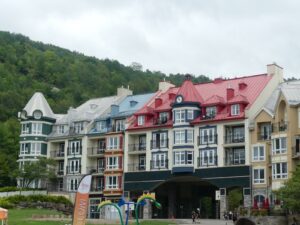 village coloré du mont tremblant