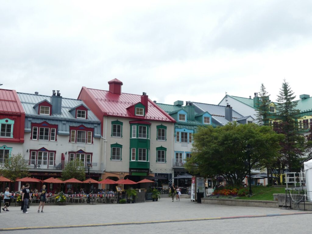 village coloré du mont tremblant