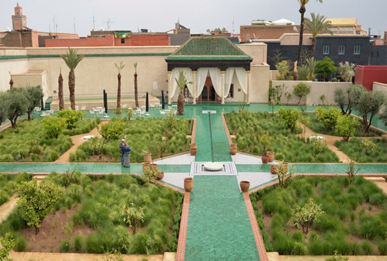 jardin exotique du Jardin Secret Marrakech avec palmiers et plantes"
