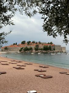 sveti stefan promenade sur la plage
