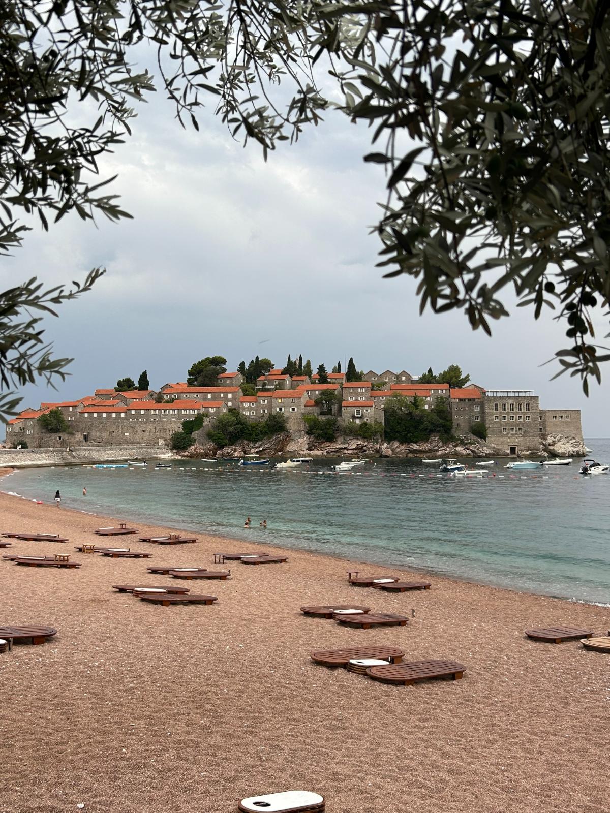 sveti stefan promenade sur la plage